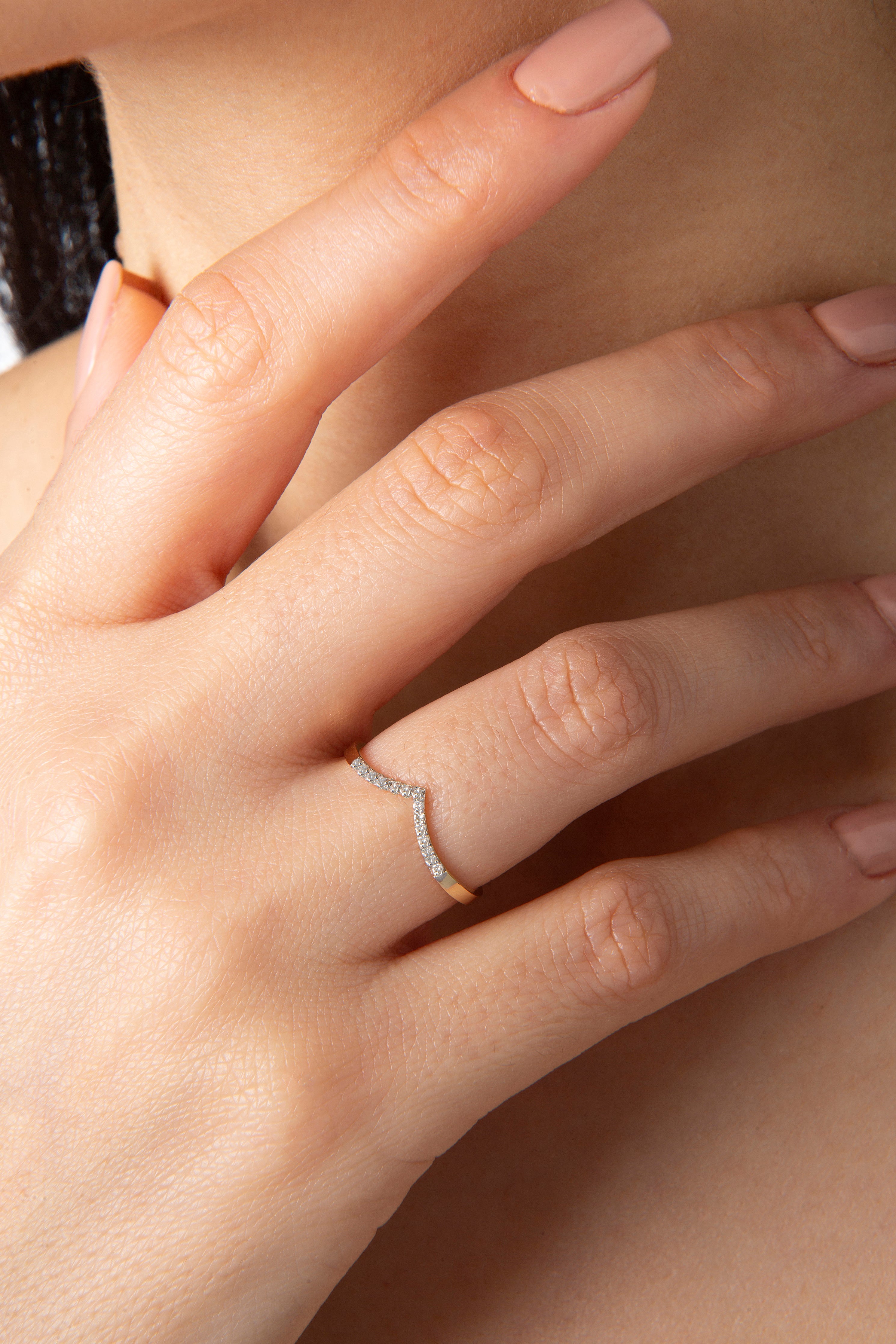V Diamond Midi Ring in Yellow Gold - Her Story Shop